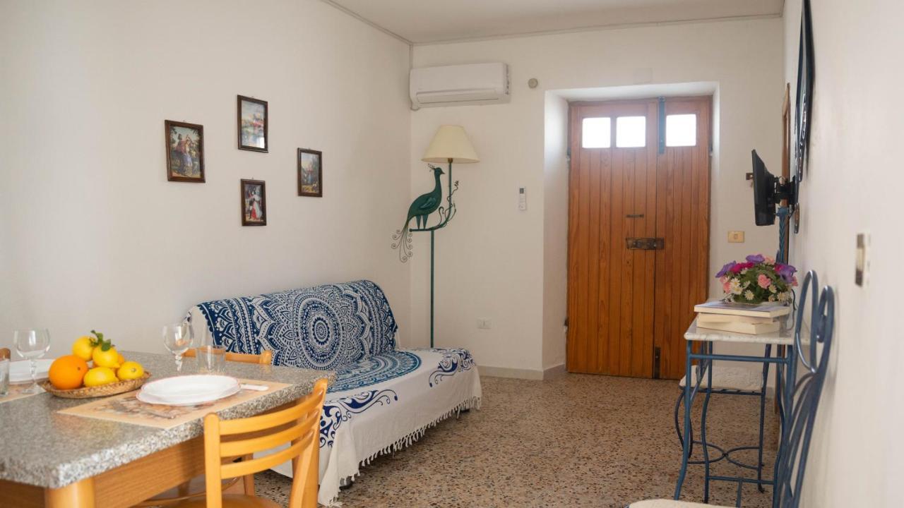 Appartamenti Melograno E Fico Loculi Exterior photo
